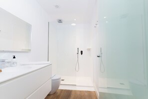 Double Room | Bathroom | Free toiletries, hair dryer, towels