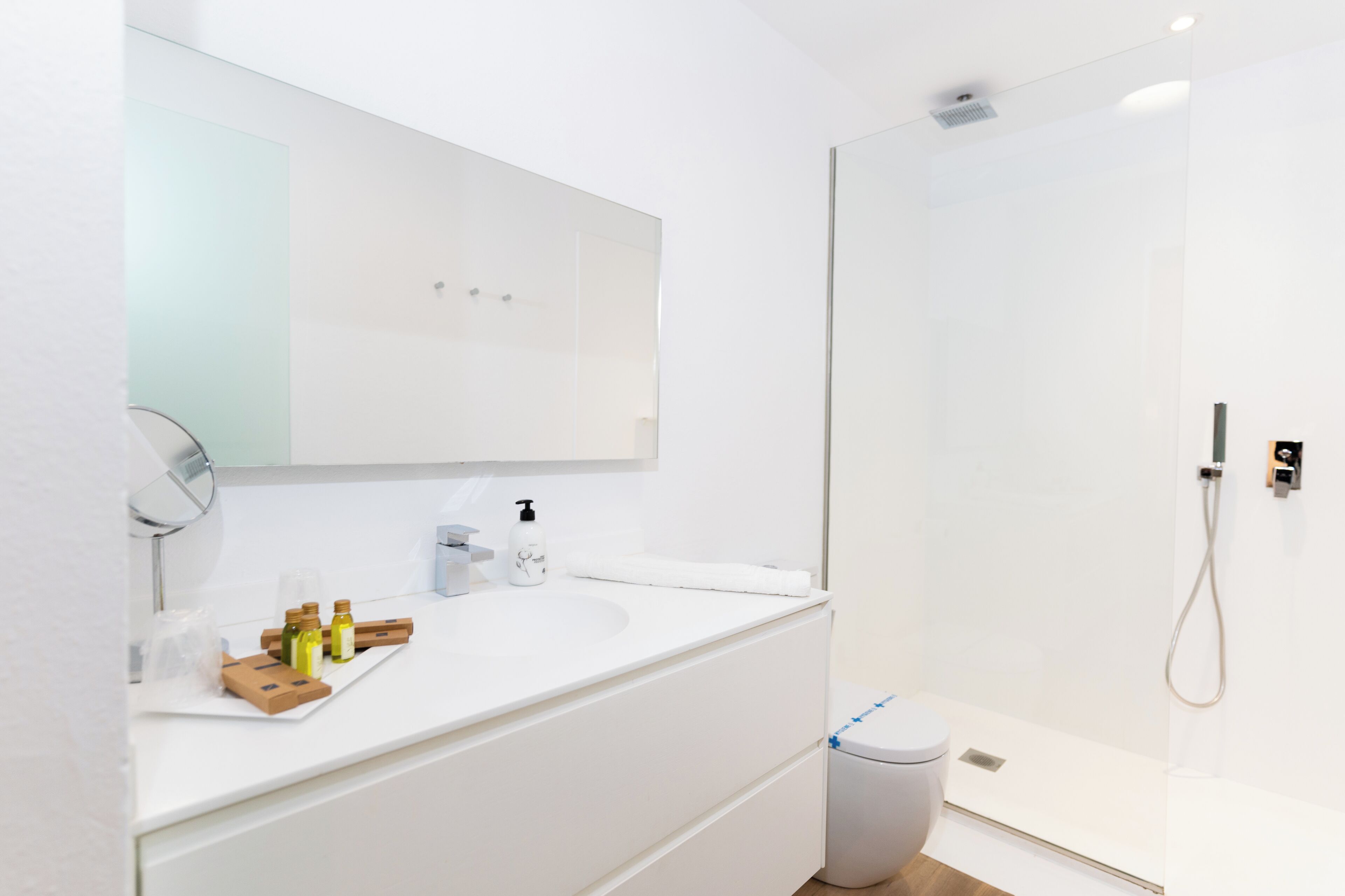 double room | bathroom | free toiletries, hair dryer, towels