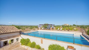 Piscine extérieure, cabanons gratuits, parasols de plage