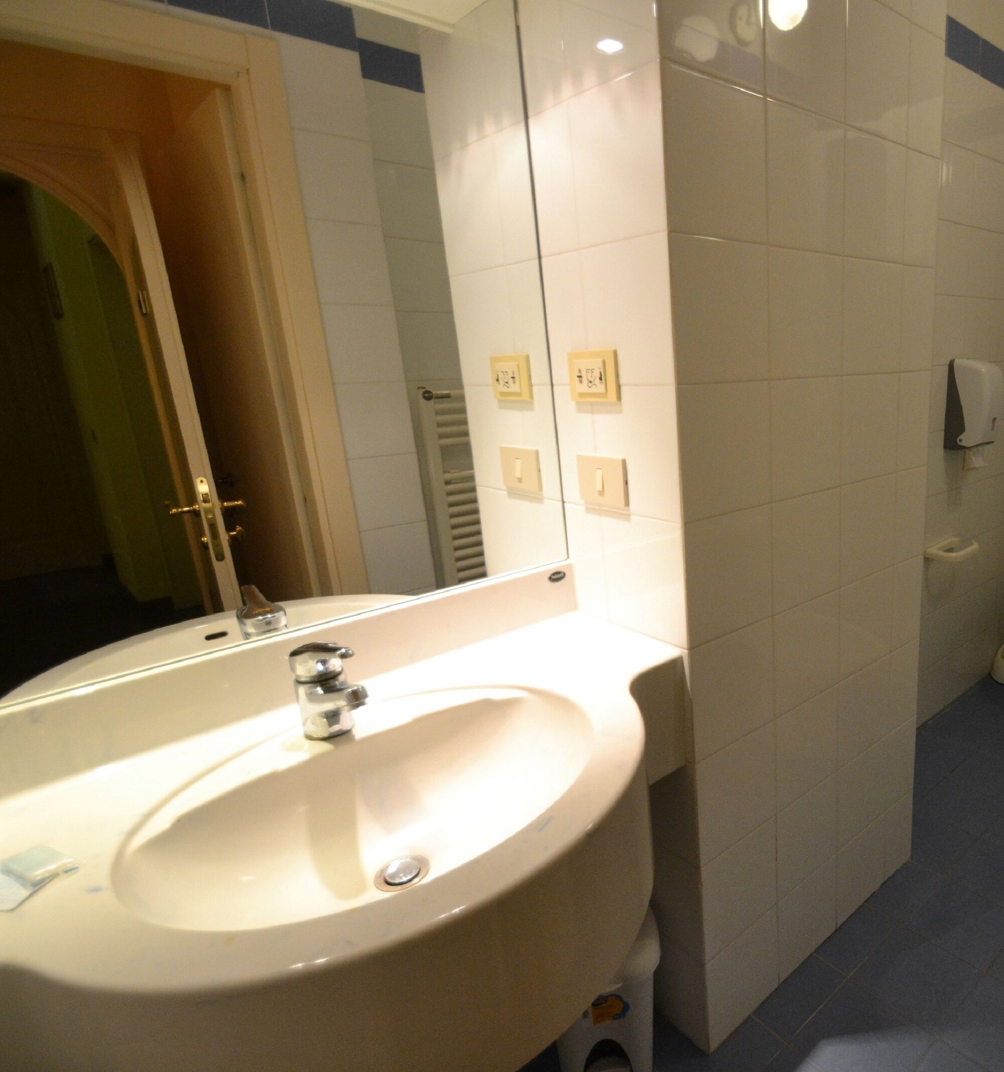 basic single room | bathroom | shower, free toiletries, hair dryer, bidet