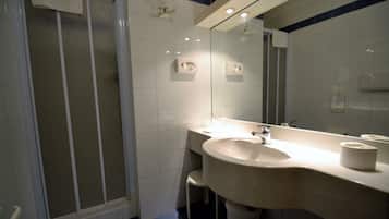 Douche, articles de toilette gratuits, sĂšche-cheveux, bidet