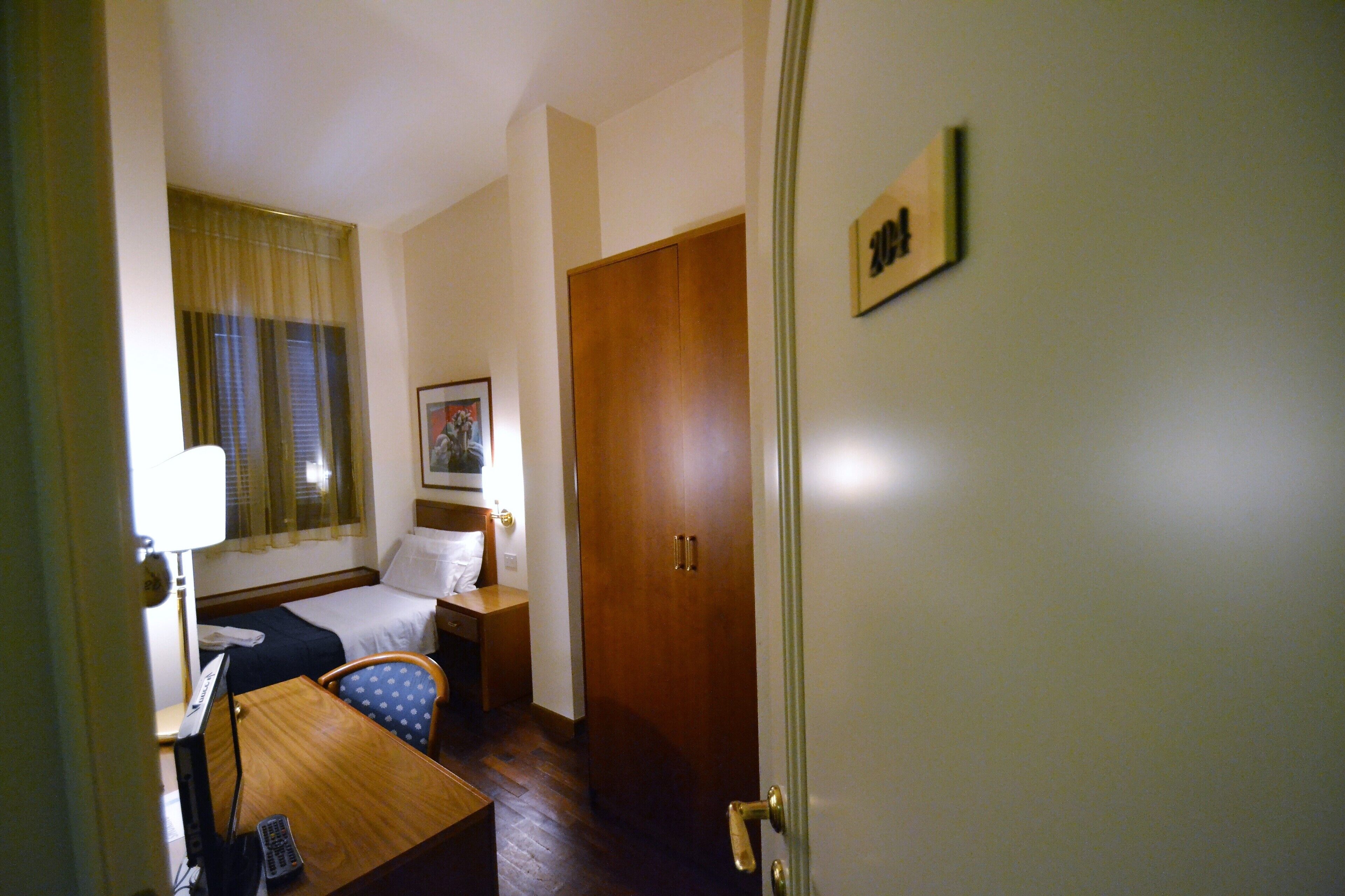 basic single room | in-room safe, desk, soundproofing, free wifi