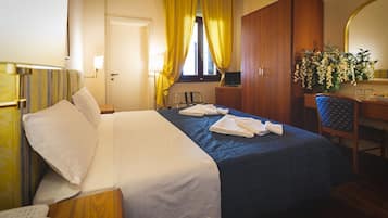 Chambre Double ou avec lits jumeaux, accessible aux personnes à mobilité réduite | Coffres-forts dans les chambres, bureau, chambres insonorisées