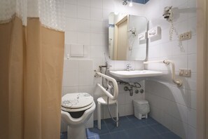 Doppel- oder Zweibettzimmer, barrierefrei | Waschbecken im Bad