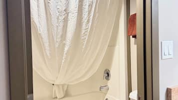 Standard Room, 1 Queen Bed, Non Smoking | Bathroom