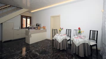 Café da manhã com buffet todos os dias (EUR 10 por pessoa)