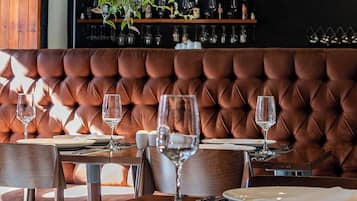 Se sirven desayunos, almuerzos y cenas; cocina regional