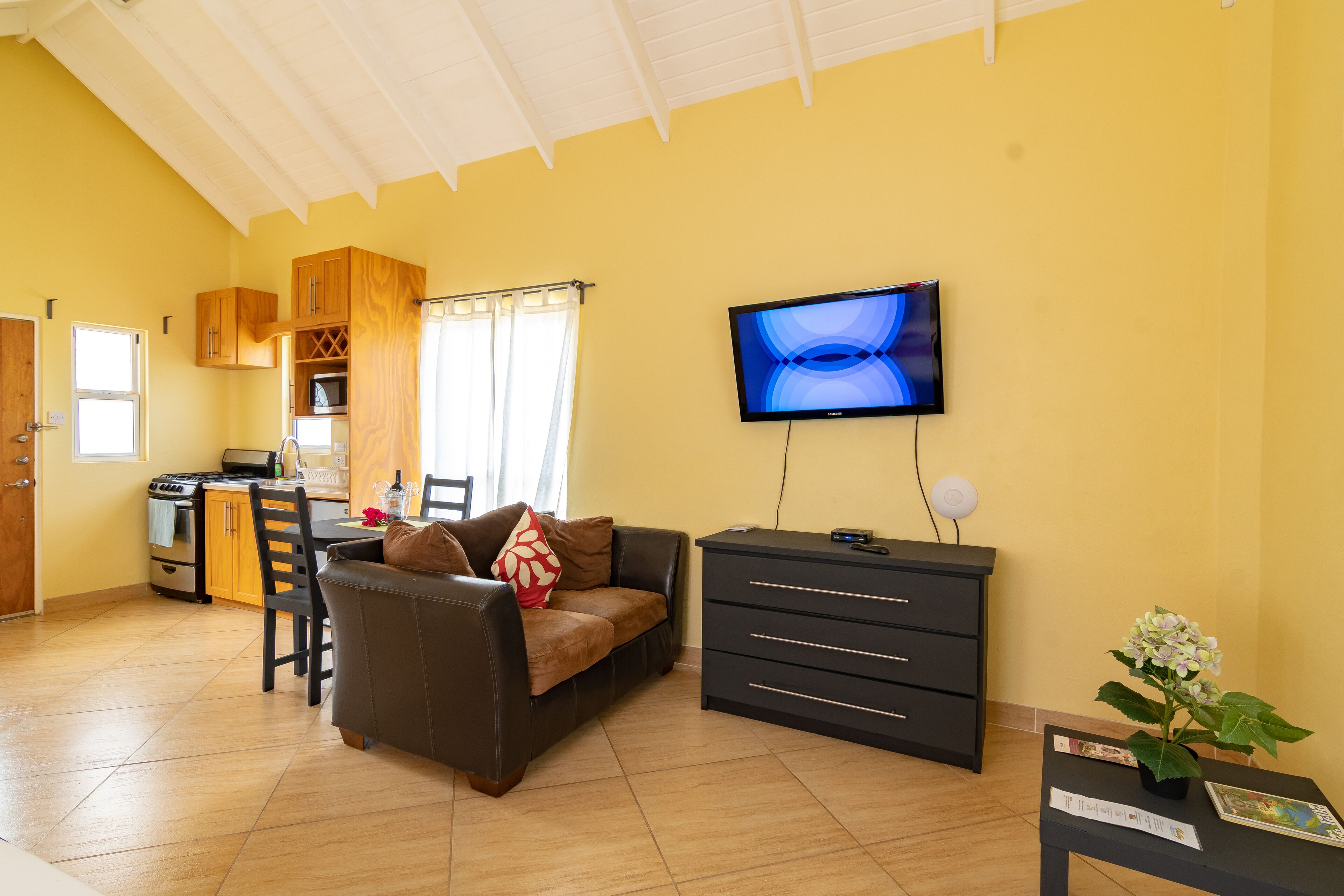 Studio Mewah, dapur | Tempat tidur Tempur-Pendic, brankas, dan setrika/meja setrika