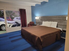 Escritorio, wifi gratis y ropa de cama