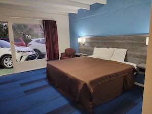 Escritorio, wifi gratis y ropa de cama