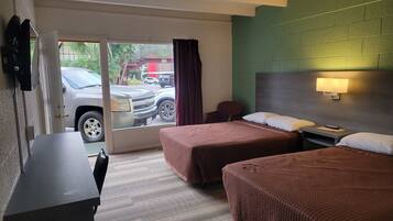 Tweepersoonskamer, 2 tweepersoonsbedden | Een bureau, gratis wifi, beddengoed