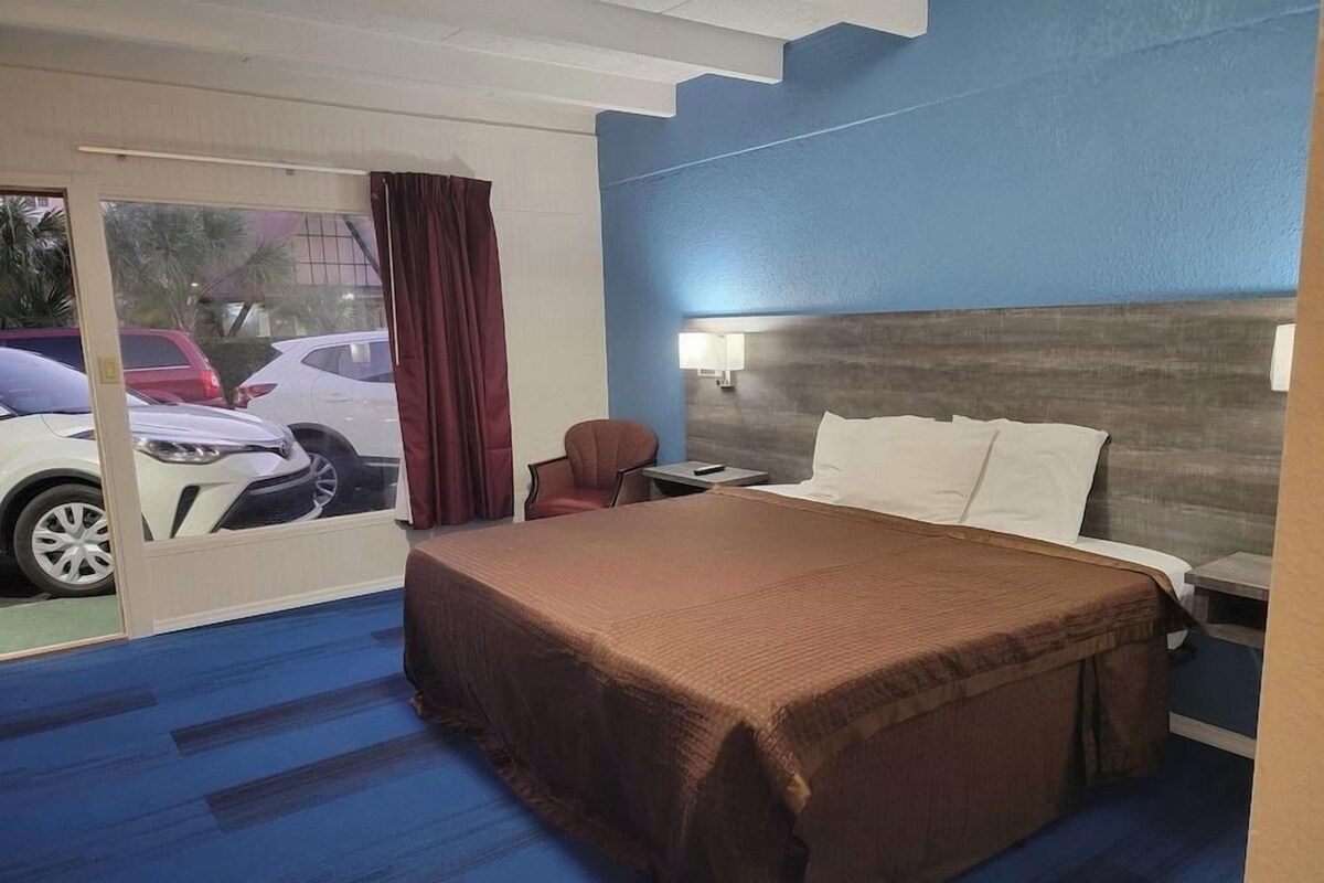 Desk, WiFi (free), bed sheets