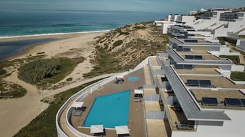 2 albercas al aire libre y camastros