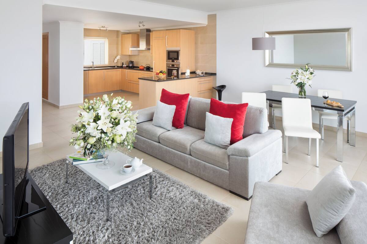 full-sized fridge, microwave, oven, stovetop