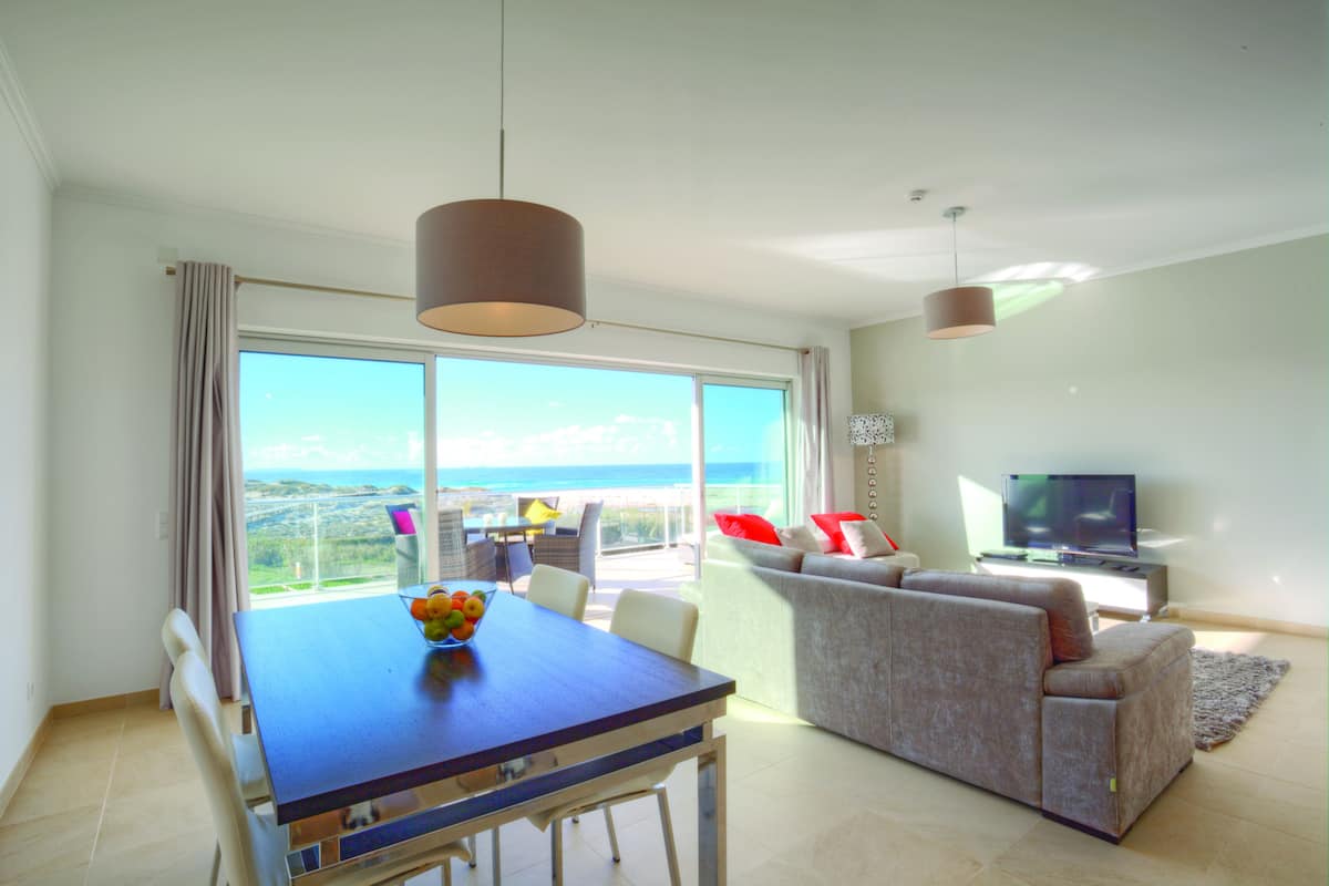 Maison mitoyenne Deluxe, 2 chambres, vue mer, vue mer | Coin séjour | Télévision à écran plat de 32 pouces avec chaînes par câble, télévision