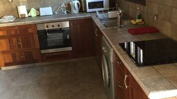 House, 2 Bedrooms (Afroditi) | Private kitchen | Fridge, oven, stovetop, coffee/tea maker