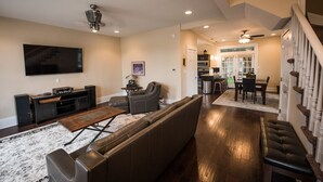 Carriage House (extra beds on request) | Oppholdsrom | TV
