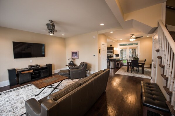 Carriage House (extra beds on request) | Salle de séjour | Téléviseur