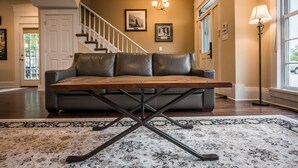 Carriage House (extra beds on request) | Oppholdsrom | TV