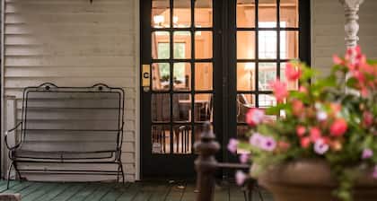 Villa on Meridian - Carriage House