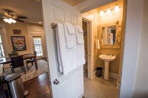 Carriage House (extra beds on request) | Salle de bain | Serviettes fournies