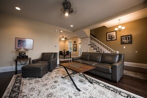 Carriage House (extra beds on request) | Salle de séjour | Téléviseur