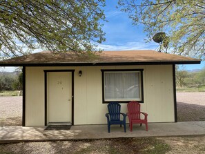 Hytte, 1 queensize-seng med sovesofa (Cabin 20, Pond View, No Pets) | Terrasse/patio