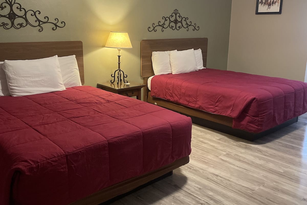 Dobbeltrom (Nature Room 4, Pond View, No Pets) | Lydisolert, individuelt dekorert, individuelt innredet og sengetøy