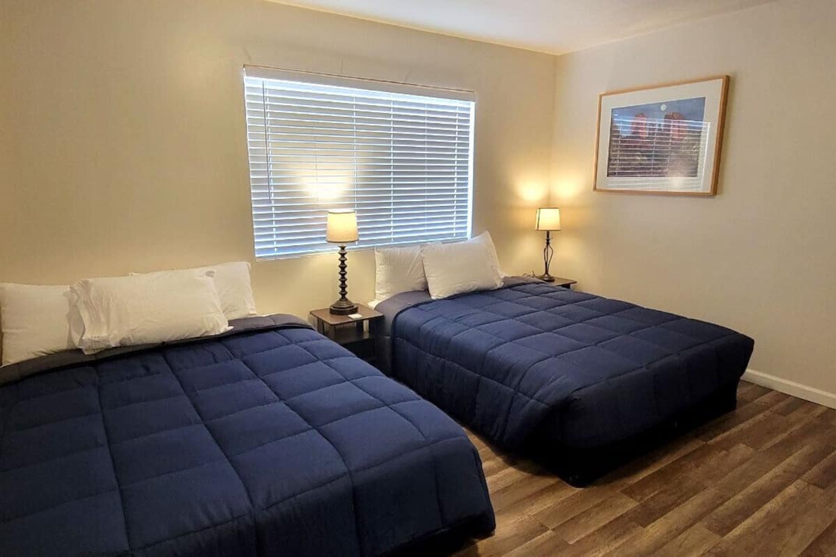 Hus (The Lakehouse, No Pets, 3 Queen Beds) | Lydisolert, individuelt dekorert, individuelt innredet og sengetøy