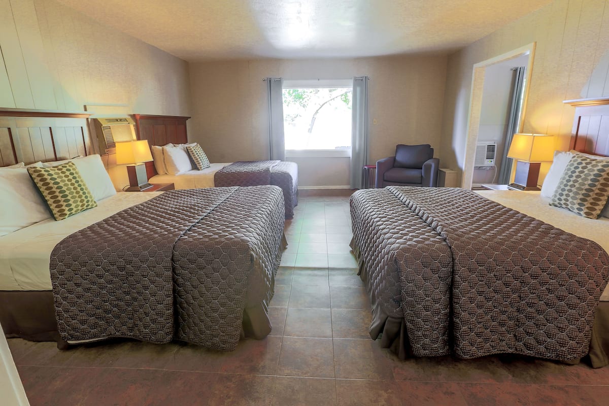 Cabin 22 Pond View/, Pet-Friendly 2B/1B | 1 bedroom, individually decorated, individually furnished, soundproofing