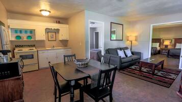 Cabane (Cabin 22 Pond View/Pet-Friendly 2B/1B) | Coin séjour
