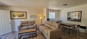 Hus (The Lakehouse, No Pets, 3 Queen Beds) | Opholdsområde | 48-tommers fladskærms-tv med satellitkanaler, tv