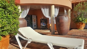 Outdoor pool - E M City Hotel (Willemstad)