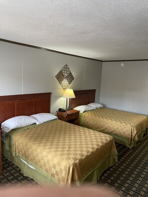 Desk, soundproofing, free WiFi, bed sheets - Bedford Inn (Elk City)