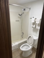 Habitación individual básica | Baño | Bañera profunda y toallas