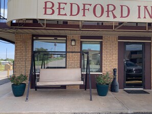 Front of property - Bedford Inn (Elk City)