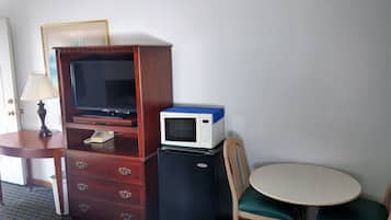 Premium Room, 1 Queen Bed, Jetted Tub | Room amenity