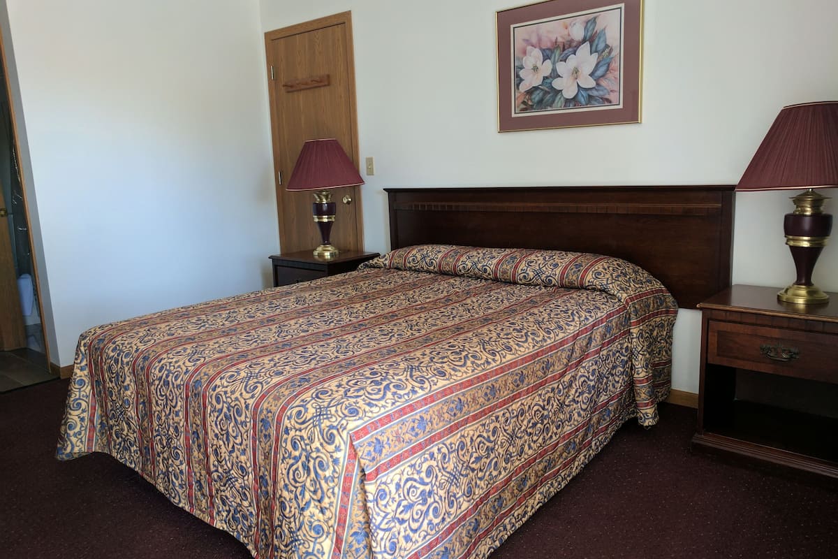 Standard Room, 1 Queen Bed | Desk, soundproofing, WiFi (free), bed sheets