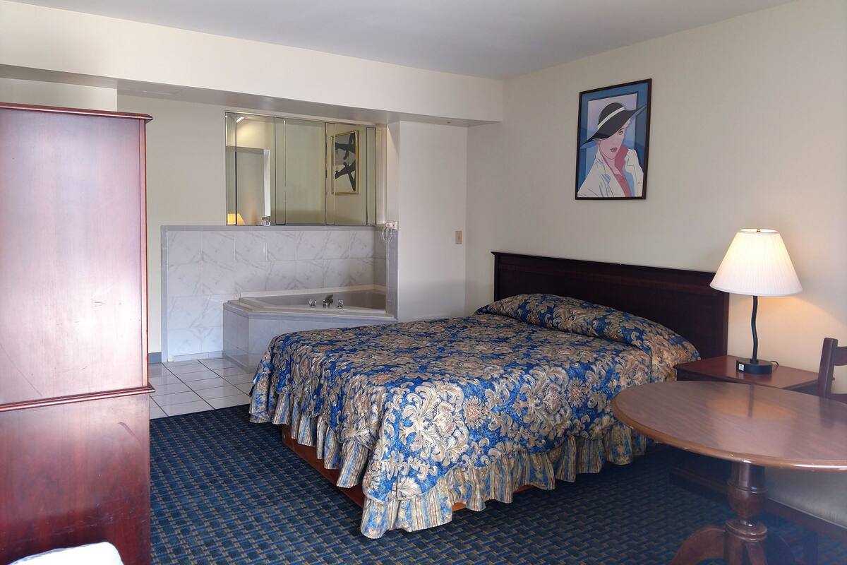 Premium Room, 1 Queen Bed, Jetted Tub | Desk, soundproofing, WiFi (free), bed sheets