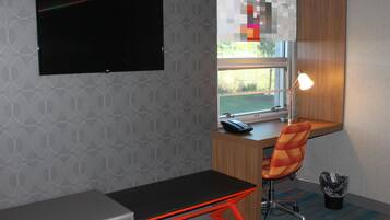 Un espacio de oficina moderno con un escritorio, una silla y un amplio ventanal.