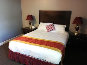 Standard Room, 1 Queen Bed | Desk, free wired internet, bed sheets