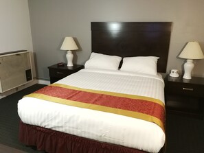 Standard Room, 1 Queen Bed | Desk, free wired internet, bed sheets