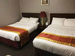 Escritorio, internet por cable gratis y ropa de cama