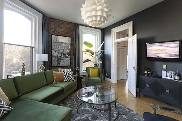 Romantic Apartment, 1 King Bed, Non Smoking, Fireplace (4TH) | Living area