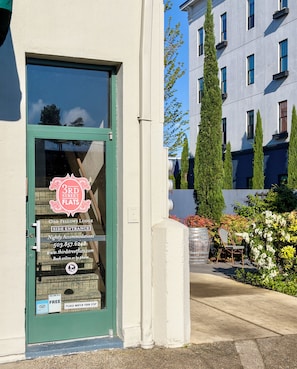 A building entrance with a sign for '3rd Street Flats' offering nightly accommodations. - 3rd Street Flats (McMinnville)