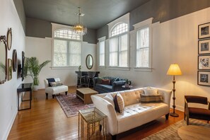 Grand Apartment, 2 Bedrooms, Non Smoking, Fireplace (5TH) | Living area