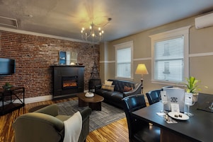 Apartamento Elite, 1 cama de matrimonio grande, no fumadores, chimenea (11TH) | Zona de estar | Una televisión de pantalla plana, una chimenea
