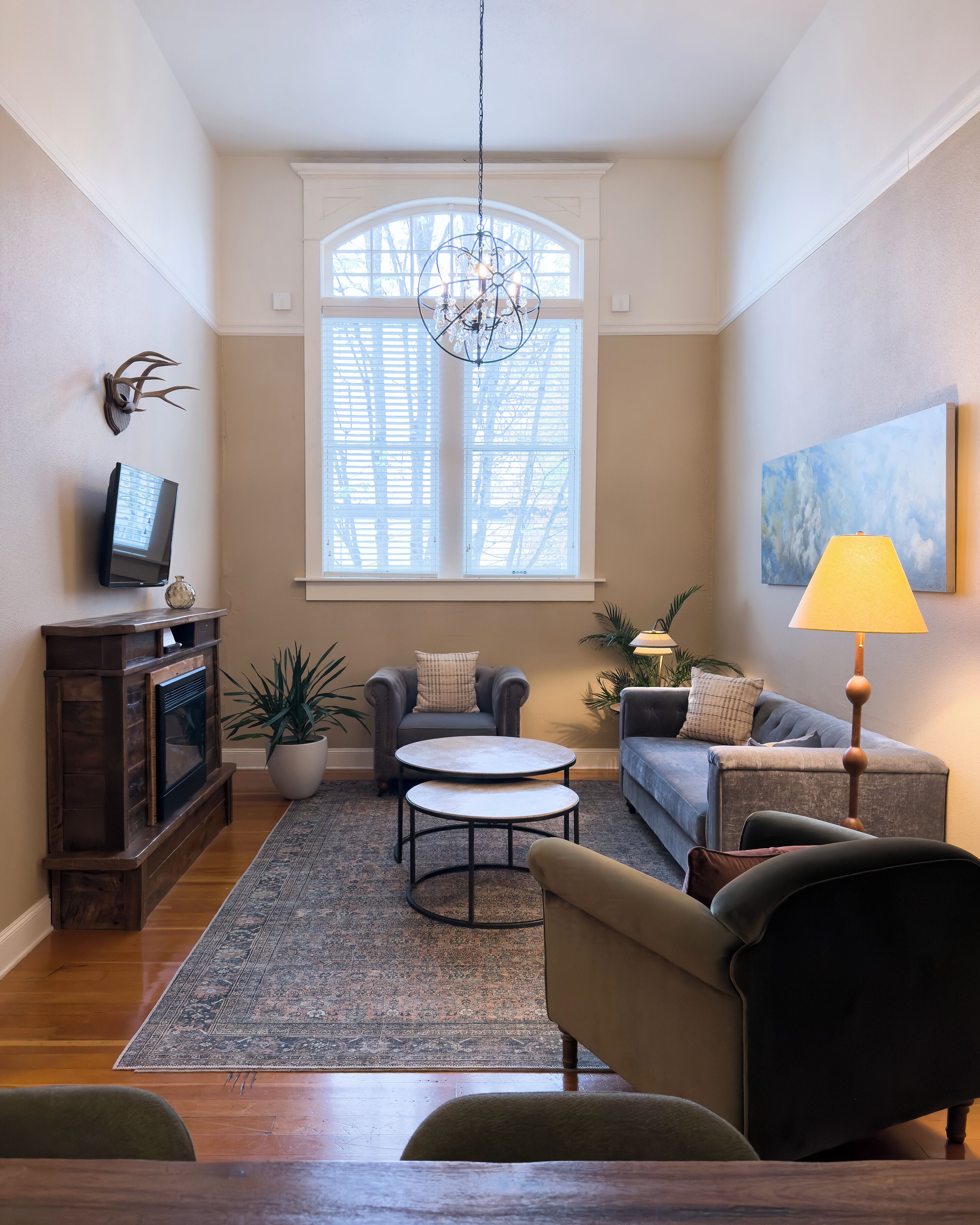 Traditional Apartment, 2 Bedrooms, Non Smoking, Fireplace (6TH) | Living area
