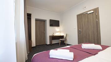 Standard-Doppel- oder -Zweibettzimmer | Zimmersafe, Schreibtisch, Verdunkelungsvorhänge, schallisolierte Zimmer
