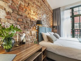 Deluxe Double or Twin Room | Peti besi dalam bilik, meja, langsir/tirai gelap terus, kalis bunyi 